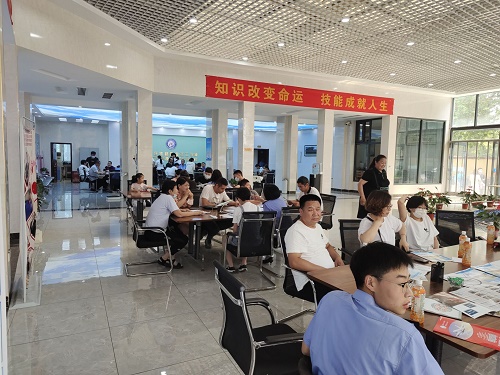 石家莊鐵路學(xué)校2021年報(bào)名現(xiàn)場火爆 校園環(huán)境 第2張